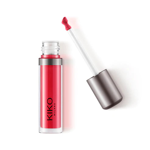 KIKO MILANO LASTING MATTE VEIL LIQUID LIP Skysti lūpų dažai suteikiantis matinį efektą. Idealiai tinka: apgaubiantis lūpas matiniu, antros odos efekto šydu nuo saulėtekio iki saulėlydžio. Tai ypatinga, nes: - jo aksominė formulė praturtinta granatų žiedų ekstraktu ir simondsijų aliejumi; - išlieka 10 valandų * atsparus vandeniui*; - užtikrina gerą dengimą nuo pirmojo sluoksnio ir turi skystą, nepernešančią tekstūrą**, kuri yra lengva ir itin pigmentuota