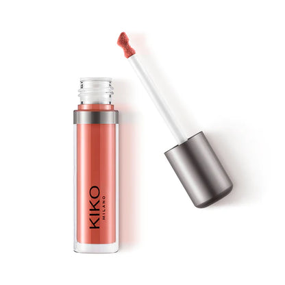 KIKO MILANO LASTING MATTE VEIL LIQUID LIP Skysti lūpų dažai suteikiantis matinį efektą. Idealiai tinka: apgaubiantis lūpas matiniu, antros odos efekto šydu nuo saulėtekio iki saulėlydžio. Tai ypatinga, nes: - jo aksominė formulė praturtinta granatų žiedų ekstraktu ir simondsijų aliejumi; - išlieka 10 valandų * atsparus vandeniui*; - užtikrina gerą dengimą nuo pirmojo sluoksnio ir turi skystą, nepernešančią tekstūrą**, kuri yra lengva ir itin pigmentuota