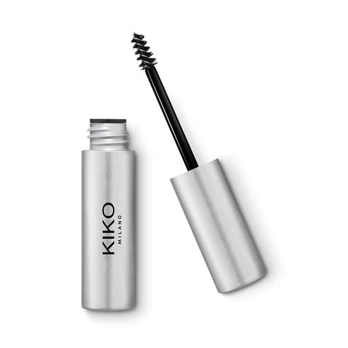 KIKO MILANO EYEBROW DESIGNER GEL MASCARA Antakių fiksavimo gelis su satino apdaila.  Puikiai tinka antakiams formuoti, užpildyti ir apibrėžti, paryškinti juos rafinuota atlasine apdaila.  Lengvas gelis užtikrina puikų laikymą nepaliekant žymių, nelipnus.   Unikalus mini šepetėlis užtikrina ryškesnį ir tikslesnį užtepimą, kad rezultatas būtų nepriekaištingas ir itin profesionalus.   Oftalmologiškai patikrintas.