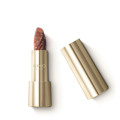 KIKO MILANO HOLIDAY FABLE ENCHANTING LIPSTICK Itin blizgantys metaliniai lūpų dažai.  Idealiai tinka: lūpas paryškinti kerinčiais lyg perlas atspindžiais.  Tai ypatinga, nes: - novatoriškoje tekstūroje visas metalo efekto ryškumas sujungiamas su intensyviu perlamutriškumu, kad būtų pasakiškas rezultatas lūpų dažai švelniai kvepia rožėmis ir itin lengvai slysta per jūsų lūpas. O jų dizainas verčia jus ikoniška ir prabangia.  Blizgančiomis lūpomis jūs tikrai nustebinsite savo šypsena!