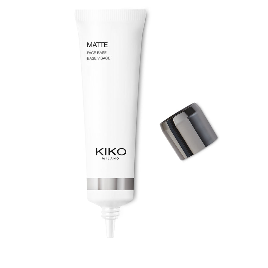 KIKO MILANO Matte Face Base Matinė makiažo bazė, idealiai tinka mišriai ir riebiai odai, kuri dienos metu linkusi įgauti blizgesį. Formulėje yra sugeriančių pudrų, kurios sukuria švelnaus fokusavimo efektą, kuris paslepia odos trūkumus ir blizgančias vietas. Produktas pagerina pagrindo pritaikymą ir laikymąsi. Bespalvė bazė lengvai įsigeria, todėl oda ilgai išlieka lygi ir matinė. Produktą lengva tepti dėl patogios tūbelės su akių lašų tipo antgaliu.