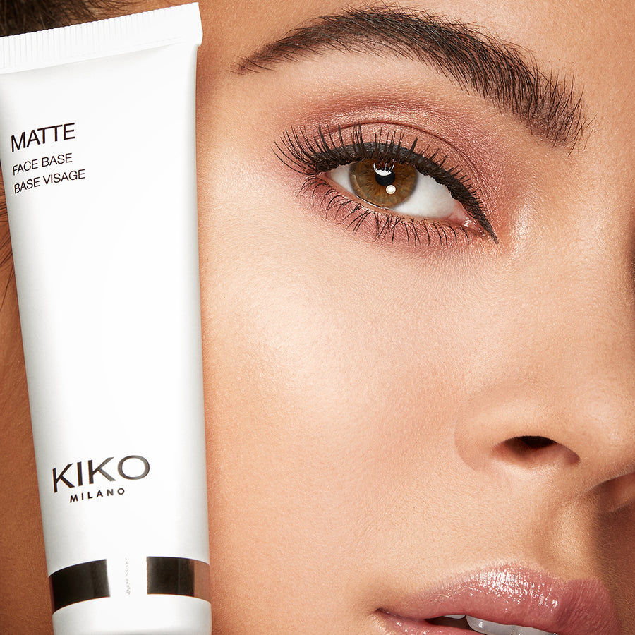 KIKO MILANO Matte Face Base Matinė makiažo bazė, idealiai tinka mišriai ir riebiai odai, kuri dienos metu linkusi įgauti blizgesį. Formulėje yra sugeriančių pudrų, kurios sukuria švelnaus fokusavimo efektą, kuris paslepia odos trūkumus ir blizgančias vietas. Produktas pagerina pagrindo pritaikymą ir laikymąsi. Bespalvė bazė lengvai įsigeria, todėl oda ilgai išlieka lygi ir matinė. Produktą lengva tepti dėl patogios tūbelės su akių lašų tipo antgaliu.